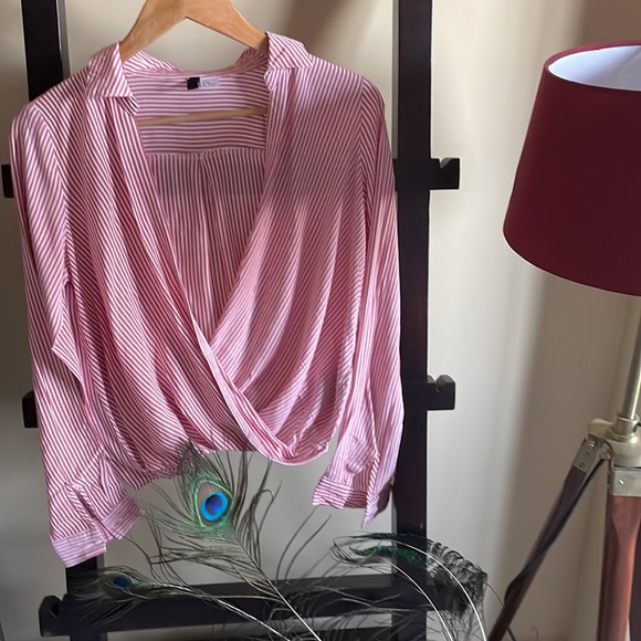 Lovely pinkwhite striped Divided H&M wrap cross over top.UK 8 will fit 10 easily - Picture 3 of 8